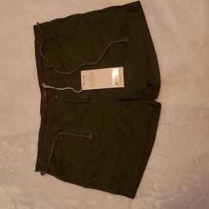 NWT Justine Short Sz 8 Army Green